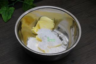 黄油切块室温内软化，加入糖粉、盐，用打蛋器打发至体积膨松；