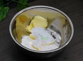黄油切块室温内软化，加入糖粉、盐，用打蛋器打发至体积膨松；