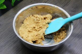 过筛的低筋面粉，加入黄油糊里，刮刀搅拌均匀，不要用力太大，完全混合即可。