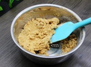 过筛的低筋面粉，加入黄油糊里，刮刀搅拌均匀，不要用力太大，完全混合即可。