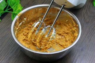 把红糖粉蛋液搅拌均匀的倒入，继续打发至膨松的黄油糊。