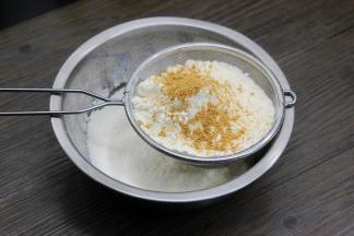 低筋粉面粉、姜粉搅拌均匀过筛；