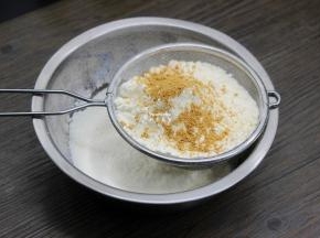 低筋粉面粉、姜粉搅拌均匀过筛；