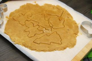 面团放入硅油纸上，用擀面杖擀开，然后用饼干模具刻出饼干胚，把多余的边角继续揉搓擀薄，刻出饼干胚