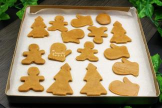 把饼干均匀放入烤盘，我的烤盘是28*28，这个量刚好可以烤一盘。