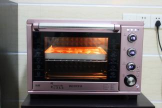 烤箱预热，上下火175度，放入中层，烤16分钟，饼干的大小和烤箱不同，温度和时间略有差异。