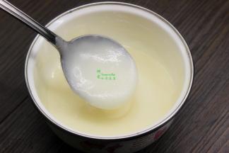 糖粉、蛋清、柠檬汁，搅拌均匀，装入裱花袋，