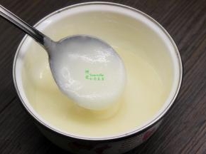 糖粉、蛋清、柠檬汁，搅拌均匀，装入裱花袋，