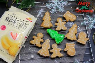 烤好的饼干，放凉，用裱花袋的糖霜，画出自己喜欢的图案，也可以有五彩缤纷的颜色