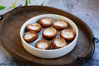 将香菇清洗干净，将香菇的茎掰下去，如图所示。