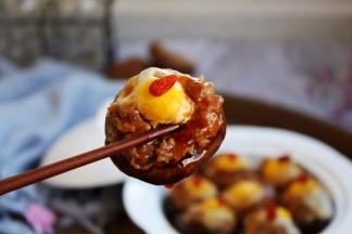 芡汁融合了香菇天然的香味、肉香，鲜鸡汁的鲜味，令人垂涎欲滴。芡汁用来拌饭也是极好的。