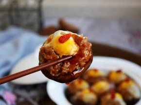芡汁融合了香菇天然的香味、肉香，鲜鸡汁的鲜味，令人垂涎欲滴。芡汁用来拌饭也是极好的。