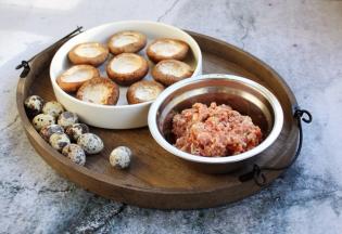 这是调制好的肉馅和整理好的香菇以及鹌鹑蛋。