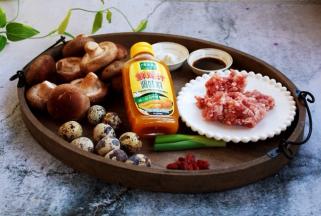 准备好食材：香菇、肉馅、鹌鹑蛋、太太乐鲜鸡汁、白胡椒粉、姜粉、料酒、盐、生抽、枸杞、大葱、淀粉、食用油、白糖。