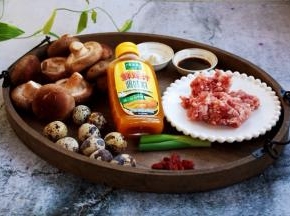 准备好食材：香菇、肉馅、鹌鹑蛋、太太乐鲜鸡汁、白胡椒粉、姜粉、料酒、盐、生抽、枸杞、大葱、淀粉、食用油、白糖。