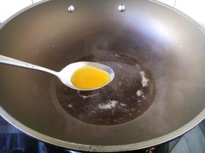 将蒸熟的香菇酿肉靡鹌鹑蛋放在另外一个盘子里，将汤汁倒入另外一口炒锅里，适当的再加点水，放入1小勺的太太乐鲜鸡汁。