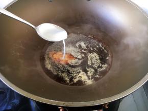 煮开后放入少许的白糖，放入1勺的水淀粉勾薄芡，芡汁透明油亮，鲜味扑鼻。