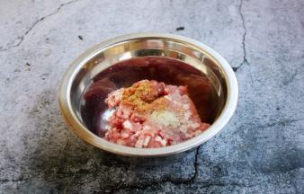 肉馅是200g，实际用了130g左右。 调制肉馅首先去腥，放入2勺的米酒，2勺的清水，少许的白胡椒粉，少许的姜粉，1小勺的太太乐鲜鸡汁，朝一个方向搅拌（搅拌约100下）。然后入味，放入1勺的生抽、1小勺的盐，继续朝一个方向搅拌（搅拌约100下），搅拌至肉馅粘稠。