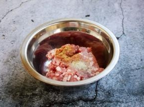 肉馅是200g，实际用了130g左右。 调制肉馅首先去腥，放入2勺的米酒，2勺的清水，少许的白胡椒粉，少许的姜粉，1小勺的太太乐鲜鸡汁，朝一个方向搅拌（搅拌约100下）。然后入味，放入1勺的生抽、1小勺的盐，继续朝一个方向搅拌（搅拌约100下），搅拌至肉馅粘稠。