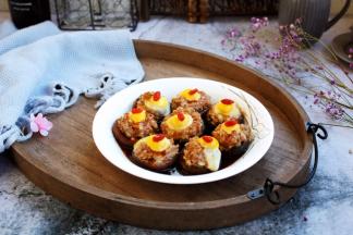 将鲜鸡汁薄芡浇在香菇酿肉靡鹌鹑蛋上面，再点缀一下枸杞即可美美的食用。