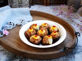 将鲜鸡汁薄芡浇在香菇酿肉靡鹌鹑蛋上面，再点缀一下枸杞即可美美的食用。