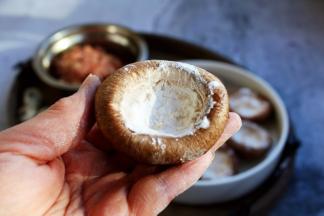 在香菇“杯子”里撒上薄薄的一层淀粉。