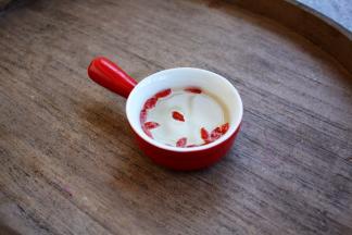 将枸杞清洗干净，用清水泡5分钟左右，捞出沥干水分备用。