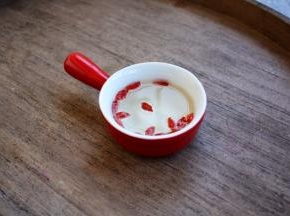 将枸杞清洗干净，用清水泡5分钟左右，捞出沥干水分备用。