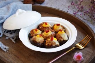 这道菜味道独特之处在于肉馅鲜美度极高，妙在调馅过程中加入了1小勺的太太乐鲜鸡汁，这1小勺鲜鸡汁起到了画龙点睛的作用，令肉馅鲜上加鲜，与众不同。