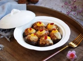 这道菜味道独特之处在于肉馅鲜美度极高，妙在调馅过程中加入了1小勺的太太乐鲜鸡汁，这1小勺鲜鸡汁起到了画龙点睛的作用，令肉馅鲜上加鲜，与众不同。