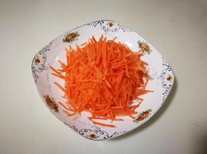 胡萝卜削去皮擦成丝，放入微波炉加热两分钟