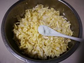 白菜放入一小勺盐