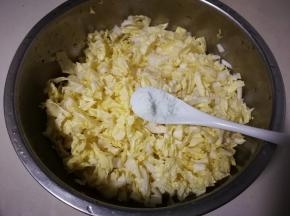 白菜放入一小勺盐