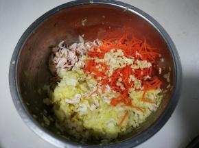 胡萝卜，虾皮，姜末一起放到盆中
