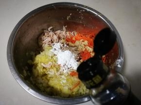 放入两勺香油