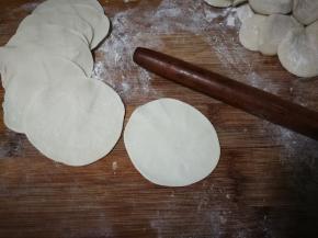 提前用200克面粉，半小勺盐，95克水放入面包机搅拌成面团，取出来搓成长条分成小块，幹成饺皮