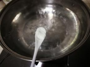 锅中水开放入一小勺盐