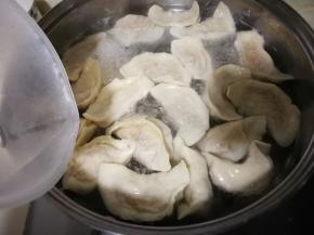 烧开漂浮起来，淋半碗清水烧开再淋半碗清水烧开就可以捞出来