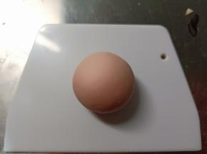 粉色面团揉圆，做圣诞老人的脑袋