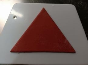 红色面片切一个三角形，底边长度能围住圣诞老人的头就可以