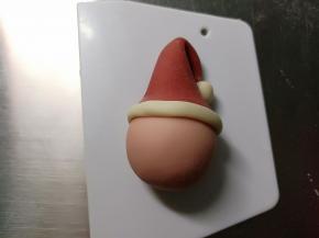 围到头上，做出白边来，帽子顶端弯回来粘个白球球