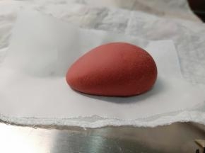 30克红面团揉成如图形状