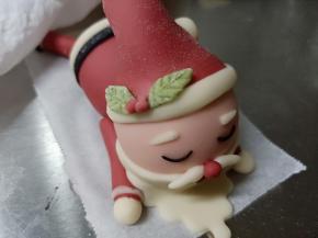 再用绿色面团做帽子的装饰，一个摔倒的圣诞老人就做好了