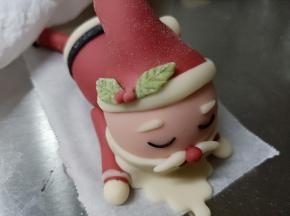 再用绿色面团做帽子的装饰，一个摔倒的圣诞老人就做好了