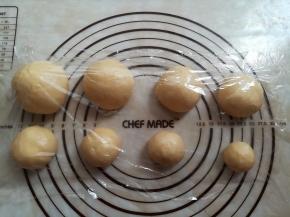 面团取出轻压排气，分出90，75，60，50，40，30，25，15克的8个面团，分别滚圆，盖上保鲜膜松弛15分钟