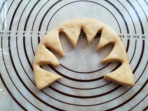 在面团每边各切2-3刀不切断，切3刀展开会有8个小三角