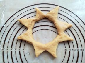 把面团反向向外绕成一个圆形,收口处捏紧