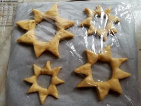 90克和75克，40克和30克放一个烤盘里；60克和50克，25克和星星形状的放一个图烤盘里，整形时候盖上保鲜膜保湿。