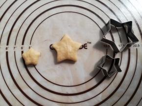 15克的面团擀圆后用模具做成五角星形状