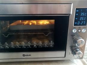 2盘同时放入烤箱里发酵，35度发酵30分钟，放一碗温水保持烤箱内湿度